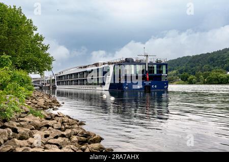 Vilshofen an der Donau, Bayern - DE - 6. Juni 2023 Horizontaler Blick auf AmaWaterways AmaVerde, ein luxuriöser Flusskreuzer, der 2011 in der Schweiz, moo, erbaut wurde Stockfoto