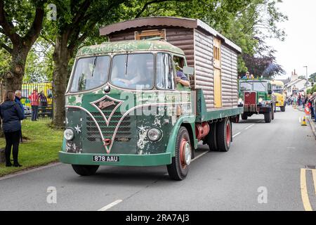 Juli 2023 - Croft Carnival Parade mit schweren Lastwagen, die durch das Dorf fahren Stockfoto