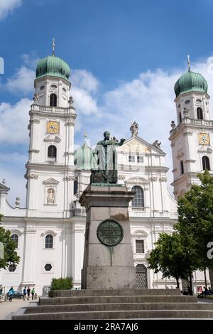 Passau, Niederbayern - DE – 6. Juni 2023 Vertikale Ansicht des Denkmals für König Maximilian I. Joseph von Bayern mit St. Stephen's Cathedral, ein Barock Stockfoto