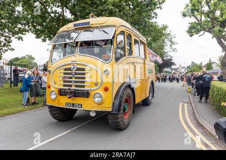 Juli 2023 - Croft Carnival Parade mit schweren Lastwagen, die durch das Dorf fahren. Diese war in der Fernsehsendung "On the Busses" Stockfoto