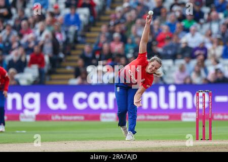 Birmingham, Großbritannien. 01. Juli 2023. Freya Davies aus England im Action-Bowling während des ersten Vitality-IT20-Spiels der Frauen zwischen England Women und Australia Women am Edgbaston Cricket Ground, Birmingham, England, am 1. Juli 2023. Foto: Stuart Leggett. Nur redaktionelle Verwendung, Lizenz für kommerzielle Verwendung erforderlich. Keine Verwendung bei Wetten, Spielen oder Veröffentlichungen von Clubs/Ligen/Spielern. Kredit: UK Sports Pics Ltd/Alamy Live News Stockfoto