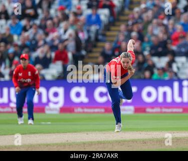 Birmingham, Großbritannien. 01. Juli 2023. Freya Davies aus England im Action-Bowling während des ersten Vitality-IT20-Spiels der Frauen zwischen England Women und Australia Women am Edgbaston Cricket Ground, Birmingham, England, am 1. Juli 2023. Foto: Stuart Leggett. Nur redaktionelle Verwendung, Lizenz für kommerzielle Verwendung erforderlich. Keine Verwendung bei Wetten, Spielen oder Veröffentlichungen von Clubs/Ligen/Spielern. Kredit: UK Sports Pics Ltd/Alamy Live News Stockfoto