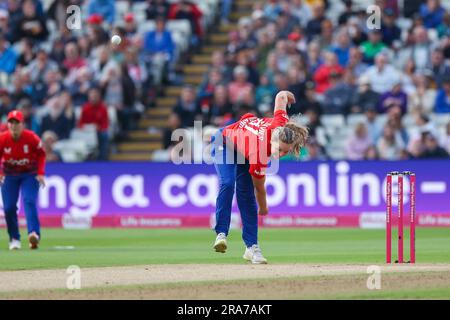 Birmingham, Großbritannien. 01. Juli 2023. Freya Davies aus England im Action-Bowling während des ersten Vitality-IT20-Spiels der Frauen zwischen England Women und Australia Women am Edgbaston Cricket Ground, Birmingham, England, am 1. Juli 2023. Foto: Stuart Leggett. Nur redaktionelle Verwendung, Lizenz für kommerzielle Verwendung erforderlich. Keine Verwendung bei Wetten, Spielen oder Veröffentlichungen von Clubs/Ligen/Spielern. Kredit: UK Sports Pics Ltd/Alamy Live News Stockfoto