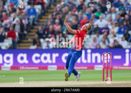 Birmingham, Großbritannien. 01. Juli 2023. Freya Davies aus England im Action-Bowling während des ersten Vitality-IT20-Spiels der Frauen zwischen England Women und Australia Women am Edgbaston Cricket Ground, Birmingham, England, am 1. Juli 2023. Foto: Stuart Leggett. Nur redaktionelle Verwendung, Lizenz für kommerzielle Verwendung erforderlich. Keine Verwendung bei Wetten, Spielen oder Veröffentlichungen von Clubs/Ligen/Spielern. Kredit: UK Sports Pics Ltd/Alamy Live News Stockfoto