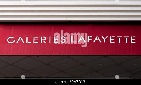 Nahaufnahme „Galeries Lafayette“ auf einer roten Markise an der Fassade des historischen Gebäudes des des Kaufhauses Galeries Lafayette in Paris Stockfoto