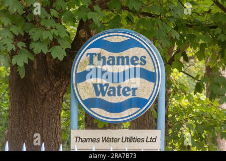 Thames Water Logo auf dem Schild der Wassergesellschaft, Surrey, England, Großbritannien. Foto: 1. Juli 2023. Das Unternehmen ist schwer verschuldet und droht zusammenbrechen Stockfoto