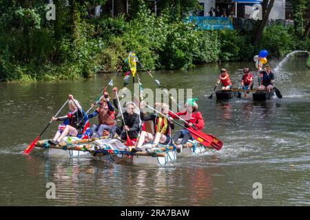 1. Juli 2023. Das jährliche Guildford Floß-Rennen auf dem River Wey, eine Spendenaktion, die von den Guildford Lions, Surrey, England, Großbritannien, durchgeführt wird Stockfoto