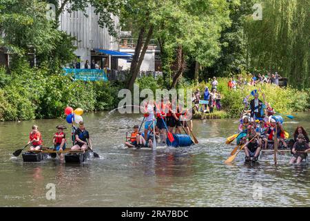 1. Juli 2023. Das jährliche Guildford Floß-Rennen auf dem River Wey, eine Spendenaktion, die von den Guildford Lions, Surrey, England, Großbritannien, durchgeführt wird Stockfoto