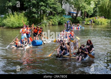 1. Juli 2023. Das jährliche Guildford Floß-Rennen auf dem River Wey, eine Spendenaktion, die von den Guildford Lions, Surrey, England, Großbritannien, durchgeführt wird Stockfoto