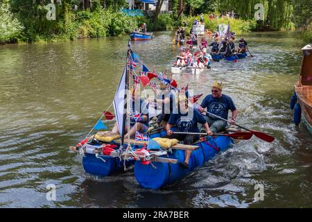 1. Juli 2023. Das jährliche Guildford Floß-Rennen auf dem River Wey, eine Spendenaktion, die von den Guildford Lions, Surrey, England, Großbritannien, durchgeführt wird Stockfoto