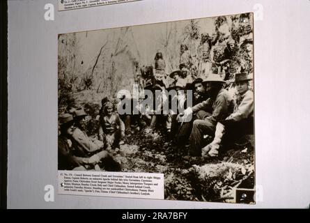 Geronimo (Mescalero-Chiricahua: Goyaałél „der, der gähnt“; 16. Juni 1829 – 17. Februar 1909) war ein prominenter Führer und Medizinmann aus der Békonkohe-Band der Ndendahe-Apachen. Von 1850 bis 1886 schloss sich Geronimo mit Mitgliedern von drei anderen zentralen Apache-Bands – Tchihende, Tsokanende und Nednhi – an, um zahlreiche Razzien durchzuführen. Sowie Kampf gegen mexikanische und US-amerikanische Militärkampagnen in den nordmexikanischen Bundesstaaten Chihuahua und Sonora sowie in den südwestlichen amerikanischen Territorien New Mexico und Arizona. Stockfoto