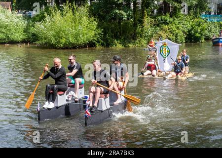 1. Juli 2023. Das jährliche Guildford Floß-Rennen auf dem River Wey, eine Spendenaktion, die von den Guildford Lions, Surrey, England, Großbritannien, durchgeführt wird Stockfoto