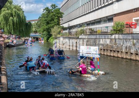 1. Juli 2023. Das jährliche Guildford Floß-Rennen auf dem River Wey, eine Spendenaktion, die von den Guildford Lions, Surrey, England, Großbritannien, durchgeführt wird Stockfoto