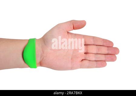 Hand mit RFID-Armband auf weißem Hintergrund Stockfoto