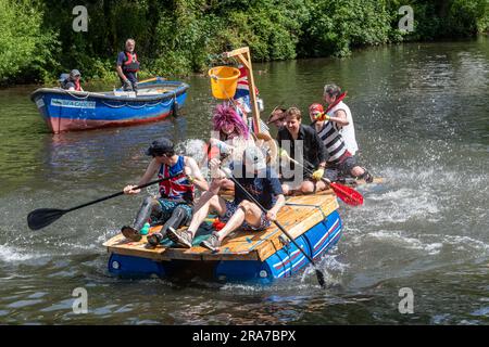 1. Juli 2023. Das jährliche Guildford Floß-Rennen auf dem River Wey, eine Spendenaktion, die von den Guildford Lions, Surrey, England, Großbritannien, durchgeführt wird Stockfoto