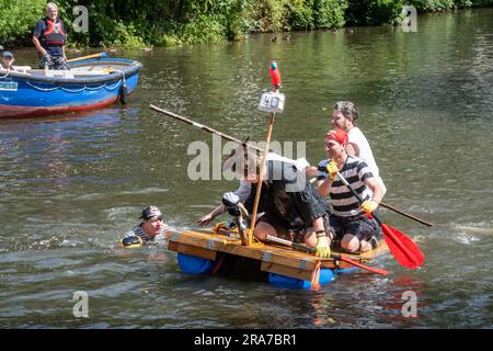 1. Juli 2023. Das jährliche Guildford Floß-Rennen auf dem River Wey, eine Spendenaktion, die von den Guildford Lions, Surrey, England, Großbritannien, durchgeführt wird Stockfoto