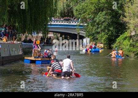 1. Juli 2023. Das jährliche Guildford Floß-Rennen auf dem River Wey, eine Spendenaktion, die von den Guildford Lions, Surrey, England, Großbritannien, durchgeführt wird Stockfoto