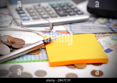 Dollar und Rechner für erfolgreiche ökonomische Berichte Stockfoto