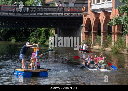 1. Juli 2023. Das jährliche Guildford Floß-Rennen auf dem River Wey, eine Spendenaktion, die von den Guildford Lions, Surrey, England, Großbritannien, durchgeführt wird Stockfoto