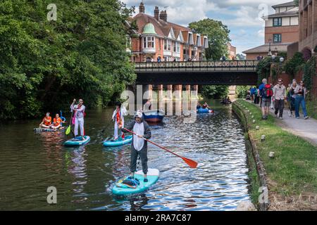 1. Juli 2023. Das jährliche Guildford Floß-Rennen auf dem River Wey, eine Spendenaktion, die von den Guildford Lions, Surrey, England, Großbritannien, durchgeführt wird Stockfoto