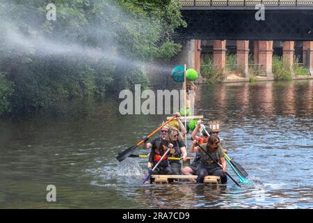 1. Juli 2023. Das jährliche Guildford Floß-Rennen auf dem River Wey, eine Spendenaktion, die von den Guildford Lions, Surrey, England, Großbritannien, durchgeführt wird Stockfoto