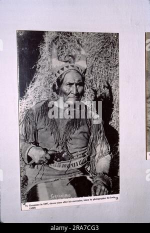 Geronimo (Mescalero-Chiricahua: Goyaałél „der, der gähnt“; 16. Juni 1829 – 17. Februar 1909) war ein prominenter Führer und Medizinmann aus der Békonkohe-Band der Ndendahe-Apachen. Von 1850 bis 1886 schloss sich Geronimo mit Mitgliedern von drei anderen zentralen Apache-Bands – Tchihende, Tsokanende und Nednhi – an, um zahlreiche Razzien durchzuführen. Sowie Kampf gegen mexikanische und US-amerikanische Militärkampagnen in den nordmexikanischen Bundesstaaten Chihuahua und Sonora sowie in den südwestlichen amerikanischen Territorien New Mexico und Arizona. Stockfoto