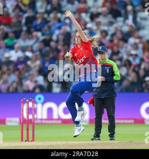 Birmingham, Großbritannien. 01. Juli 2023. Englische Lauren Bell in Action Bowling während des ersten Frauenspiels von Vitality IT20 zwischen England Women und Australia Women am Edgbaston Cricket Ground, Birmingham, England, am 1. Juli 2023. Foto: Stuart Leggett. Nur redaktionelle Verwendung, Lizenz für kommerzielle Verwendung erforderlich. Keine Verwendung bei Wetten, Spielen oder Veröffentlichungen von Clubs/Ligen/Spielern. Kredit: UK Sports Pics Ltd/Alamy Live News Stockfoto