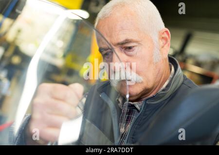 leitenden Mechaniker arbeiten an Maschine im Werk Stockfoto