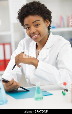 afrikanische Wissenschaftlerin Medizin oder Graduiertenstudentin Stockfoto