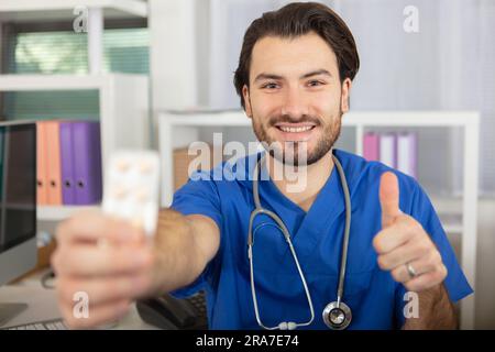 Porträt männliche Krankenschwester Daumen hoch Stockfoto