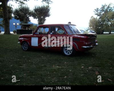 Aix-les-bains, Frankreich - August 29. 2010 : Öffentliche Ausstellung von Oldtimern. Konzentrieren Sie sich auf einen roten Renault R8. Stockfoto