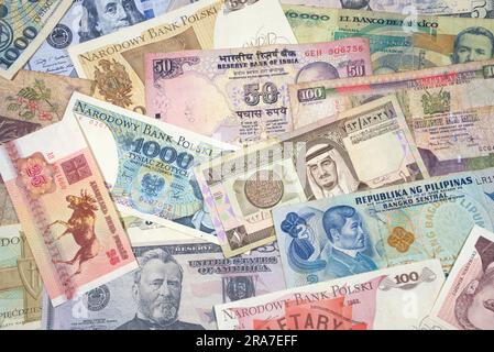 Kollektion internationaler Banknoten aus verschiedenen Ländern der Welt Stockfoto