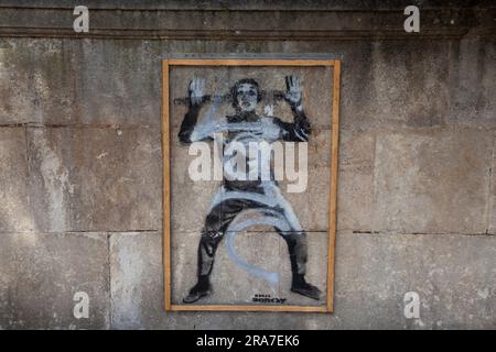 Ein Schablonenbild mit einer Nachricht in der Nähe des Bristol Museums Stockfoto