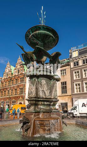 Kopenhagen, Dänemark - 15. September 2010: Nahaufnahme der Stork Fountain Statue auf Amagertorv, Downtown gegen blauen Himmel. Historische und moderne Architektur Stockfoto