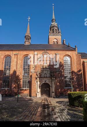 Kopenhagen, Dänemark - 15. September 2010: Helligaandskirken oder Kirche des Heiligen Geistes. Roter Backstein und Südeingang in einer Nische mit Türmen Stockfoto