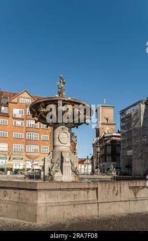 Kopenhagen, Dänemark - 15. September 2010: Caritas-Brunnen mit Bronzestatue von Mutter und Kind auf Gammeltorv, in der Innenstadt unter blauer Wolkenlandschaft. Fa Stockfoto