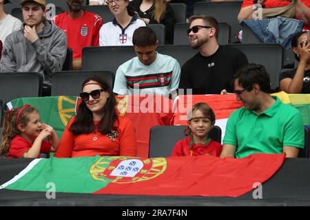 London, Großbritannien. 01. Juli 2023. London, April 6. 2023: Portugiesische Fans beim Womens International Friendly Football Match zwischen England und Portugal im Stadium MK, Milton Keynes, England. (Pedro Soares/SPP) Kredit: SPP Sport Press Photo. Alamy Live News Stockfoto