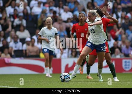 London, Großbritannien. 01. Juli 2023. London, April 6. 2023: Alessia Russo (23 England), das während des Womens International Friendly-Fußballspiels zwischen England und Portugal im Stadium MK, Milton Keynes, England, durch die portugiesische Verteidigung trommelt. (Pedro Soares/SPP) Kredit: SPP Sport Press Photo. Alamy Live News Stockfoto