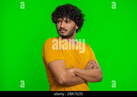 Beleidigter, trauriger, nervöser indianer mit Missverständnissen, frustriert nach Streit, scheitert, verliert, ignoriert und will nicht kommunizieren, reden. Der Typ wurde auf Chroma-Key-Hintergrund isoliert. Lebensstil der Menschen Stockfoto