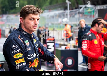 Spielberg, Österreich. 01. Juli 2023. Der niederländische Fahrer Max Verstappen von Oracle Red Bull Racing schaut nach dem Sprint-Rennen des österreichischen Grand-Prix-Wochenendes F1. Der Samstag des Großen Preises F1 in Österreich war ein Sprint-Tag. Während des Sprint Shootouts wetteiferten sich die Fahrer, um das Spielfeld für das Sprint-Rennen zu schaffen. Das Sprint-Rennen wurde von Max Verstappen von Red Bull gewonnen, gefolgt von seinen Teamkollegen Segio Perez und Ferrars Spanier Carlos Sainz. Kredit: SOPA Images Limited/Alamy Live News Stockfoto