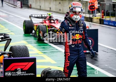 Spielberg, Österreich. 01. Juli 2023. Der niederländische Fahrer von Oracle Red Bull Racing, Max Verstappen, reagiert, nachdem er das Sprint-Rennen des österreichischen Grand Prix Weekend F1 gewonnen hat. Der Samstag des Großen Preises F1 in Österreich war ein Sprint-Tag. Während des Sprint Shootouts wetteiferten sich die Fahrer, um das Spielfeld für das Sprint-Rennen zu schaffen. Das Sprint-Rennen wurde von Max Verstappen von Red Bull gewonnen, gefolgt von seinen Teamkollegen Segio Perez und Ferrars Spanier Carlos Sainz. Kredit: SOPA Images Limited/Alamy Live News Stockfoto