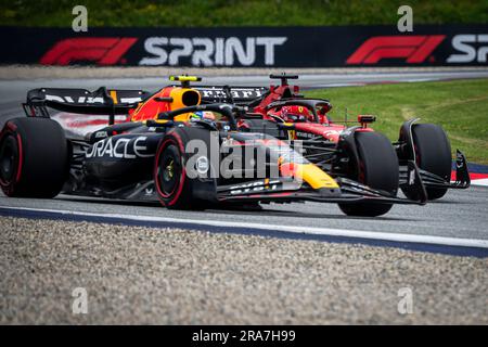 Spielberg, Österreich. 01. Juli 2023. Der mexikanische Fahrer Sergio Perez von Oracle Red Bull Racing und der Monegasque-Fahrer Charles Leclerc von Scuderia Ferrari treten während der Sprint Shootout Session des österreichischen Grand Prix F1 gegeneinander an. Der Samstag des Großen Preises F1 in Österreich war ein Sprint-Tag. Während des Sprint Shootouts wetteiferten sich die Fahrer, um das Spielfeld für das Sprint-Rennen zu schaffen. Das Sprint-Rennen wurde von Max Verstappen von Red Bull gewonnen, gefolgt von seinen Teamkollegen Segio Perez und Ferrars Spanier Carlos Sainz. Kredit: SOPA Images Limited/Alamy Live News Stockfoto