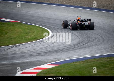 Spielberg, Österreich. 01. Juli 2023. Der niederländische Fahrer Max Verstappen von Oracle Red Bull Racing tritt während der Sprint Shootout Session des österreichischen Grand Prix F1 an. Der Samstag des Großen Preises F1 in Österreich war ein Sprint-Tag. Während des Sprint Shootouts wetteiferten sich die Fahrer, um das Spielfeld für das Sprint-Rennen zu schaffen. Das Sprint-Rennen wurde von Max Verstappen von Red Bull gewonnen, gefolgt von seinen Teamkollegen Segio Perez und Ferrars Spanier Carlos Sainz. Kredit: SOPA Images Limited/Alamy Live News Stockfoto