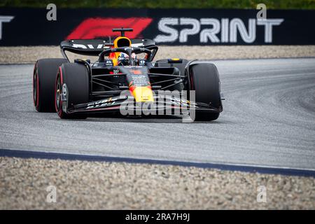 Spielberg, Österreich. 01. Juli 2023. Der niederländische Fahrer Max Verstappen von Oracle Red Bull Racing tritt während der Sprint Shootout Session des österreichischen Grand Prix F1 an. Der Samstag des Großen Preises F1 in Österreich war ein Sprint-Tag. Während des Sprint Shootouts wetteiferten sich die Fahrer, um das Spielfeld für das Sprint-Rennen zu schaffen. Das Sprint-Rennen wurde von Max Verstappen von Red Bull gewonnen, gefolgt von seinen Teamkollegen Segio Perez und Ferrars Spanier Carlos Sainz. Kredit: SOPA Images Limited/Alamy Live News Stockfoto