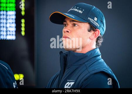 Spielberg, Österreich. 01. Juli 2023. Scuderia AlphaTauris holländischer Fahrer Nyck De Vries schaut nach dem Sprint-Rennen des österreichischen Grand Prix Wochenendes F1. Der Samstag des Großen Preises F1 in Österreich war ein Sprint-Tag. Während des Sprint Shootouts wetteiferten sich die Fahrer, um das Spielfeld für das Sprint-Rennen zu schaffen. Das Sprint-Rennen wurde von Max Verstappen von Red Bull gewonnen, gefolgt von seinen Teamkollegen Segio Perez und Ferrars Spanier Carlos Sainz. Kredit: SOPA Images Limited/Alamy Live News Stockfoto