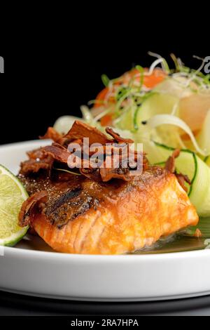 Frisches Barschfischfilet und Kräuter auf schwarzem Hintergrund mit Reflexion. Stockfoto