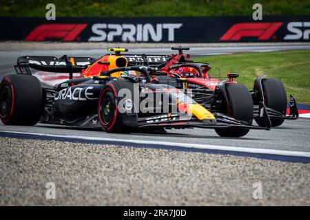 Spielberg, Österreich. 01. Juli 2023. Der mexikanische Fahrer Sergio Perez von Oracle Red Bull Racing und der Monegasque-Fahrer Charles Leclerc von Scuderia Ferrari treten während der Sprint Shootout Session des österreichischen Grand Prix F1 gegeneinander an. Der Samstag des Großen Preises F1 in Österreich war ein Sprint-Tag. Während des Sprint Shootouts wetteiferten sich die Fahrer, um das Spielfeld für das Sprint-Rennen zu schaffen. Das Sprint-Rennen wurde von Max Verstappen von Red Bull gewonnen, gefolgt von seinen Teamkollegen Segio Perez und Ferrars Spanier Carlos Sainz. (Foto: Andreja Cencic/SOPA Images/Sipa USA) Guthaben: SIPA USA/Alamy Live News Stockfoto