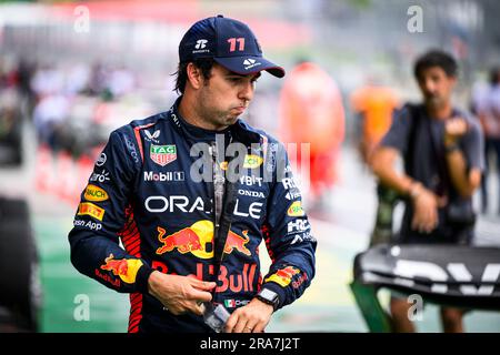 Spielberg, Österreich. 01. Juli 2023. Der mexikanische Fahrer Sergio Perez von Oracle Red Bull Racing schaut nach dem Sprint-Rennen des österreichischen Grand Prix Weekend F1. Der Samstag des Großen Preises F1 in Österreich war ein Sprint-Tag. Während des Sprint Shootouts wetteiferten sich die Fahrer, um das Spielfeld für das Sprint-Rennen zu schaffen. Das Sprint-Rennen wurde von Max Verstappen von Red Bull gewonnen, gefolgt von seinen Teamkollegen Segio Perez und Ferrars Spanier Carlos Sainz. (Foto: Andreja Cencic/SOPA Images/Sipa USA) Guthaben: SIPA USA/Alamy Live News Stockfoto