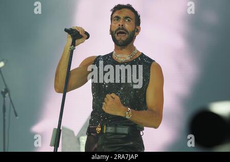 Bologna, Italien. 01. Juli 2023. Italienischer Sänger Marco Mengoni tritt während seiner â&#x80;&#x9c;Marco Negli Stadi Tour 2023â&#x80;&#x9d; in Dallâ&#x80;&#X99;Ara Stadium, Bologna, 01. Juli 2023 Kredit: Independent Photo Agency/Alamy Live News Stockfoto