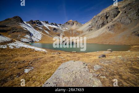 Island Lake: smaragdgrünes Wasser unter klarem, blauem Himmel mit Schnee auf den Bergen | San Juan National Forest, Colorado, USA Stockfoto